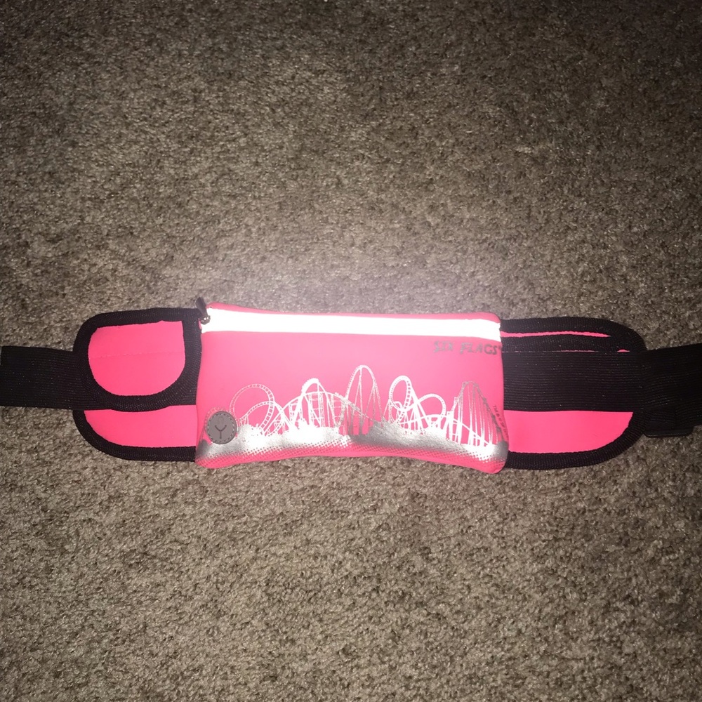 Six flags Fannypack